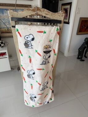 Peanuts Snoopy Easter Bunny/Carrots/Baskets Extra Long Throw Blanket